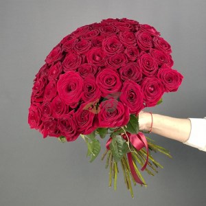 45 свежих красных роз в букете